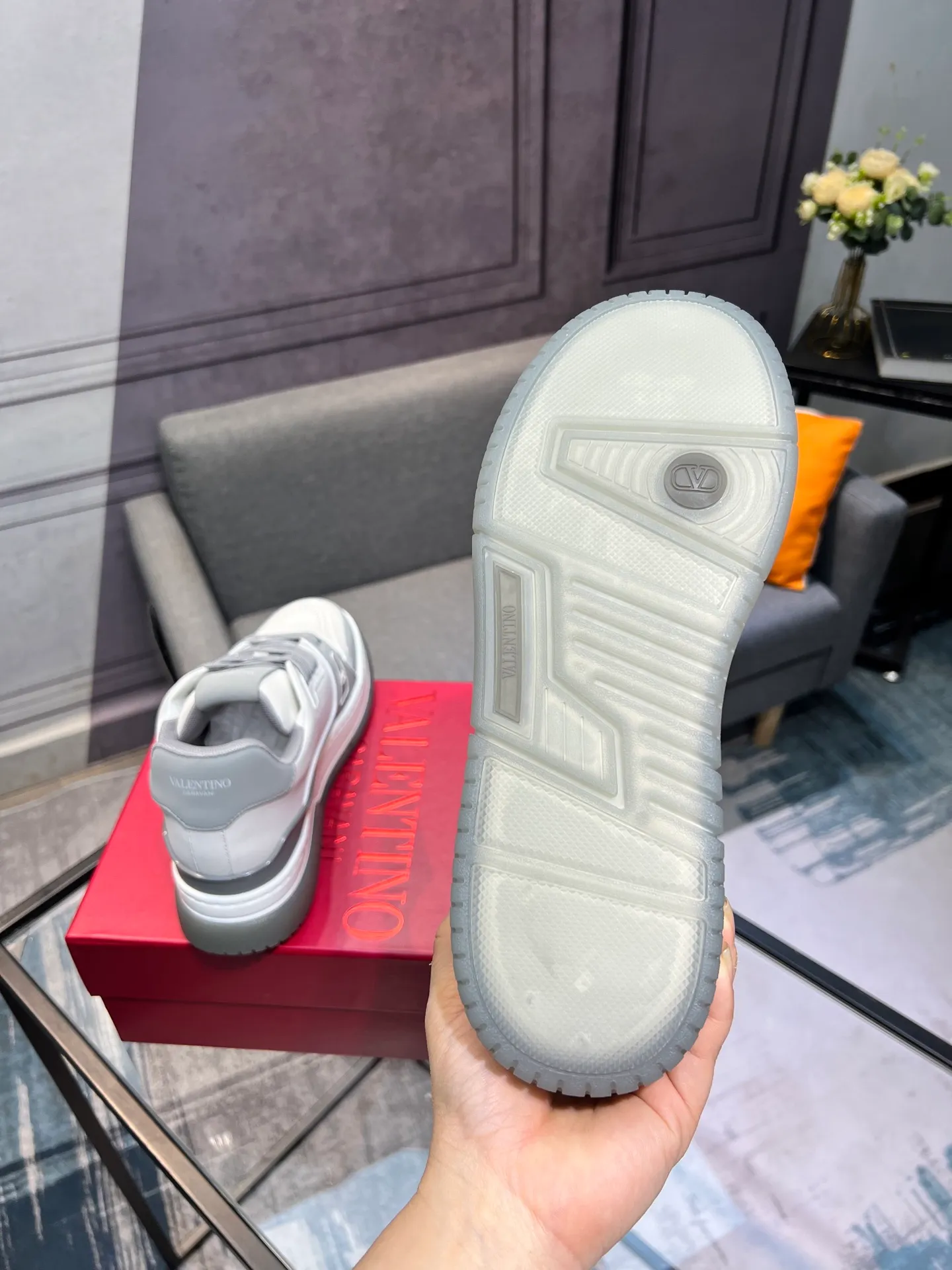 Men's Men's Shoes 💰660 Valentino 2023 early autumn new star shoes are now online! Wang Hedi and Ren Jialun have been worn by many celebrities. Who can refuse the same couple shoes as Wang Hedi! The design of Stars Stab My Heart is cool and spicy. The material of the shoes is cowhide, and every color is beautiful! Size 35-40, men’s size 39-44 (women’s 41, men’s 38, 45🉑️customized)